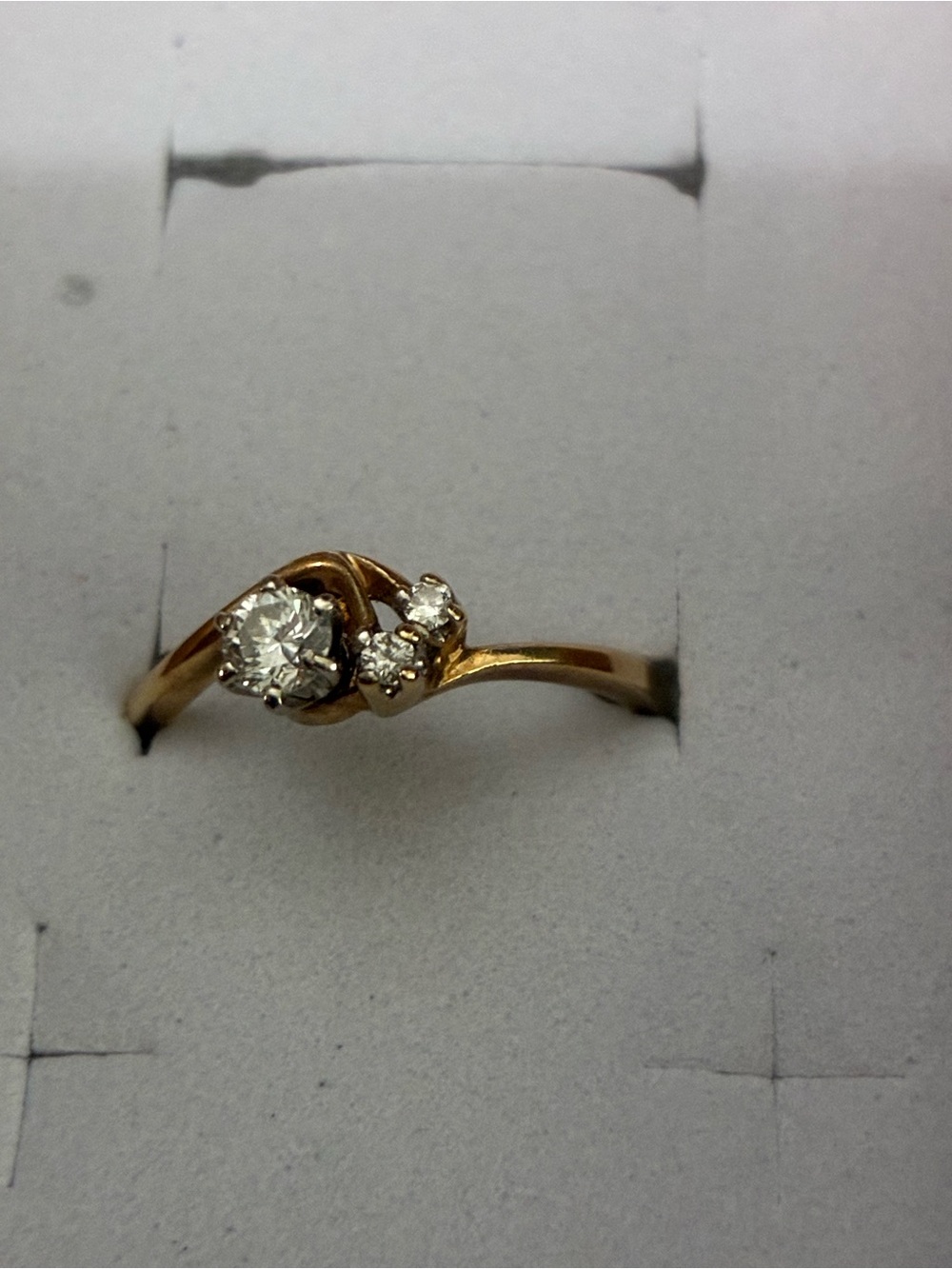 Vtg engagement ring 14k gold with 3 diamonds size 5